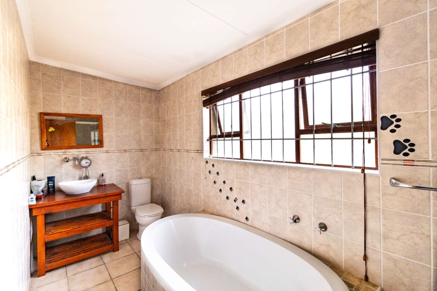 4 Bedroom Property for Sale in Sandbaai Western Cape